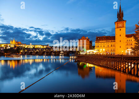 Nacht fällt an der Moldau in Prag, Tschechien. Stockfoto