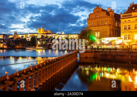 Nacht fällt an der Moldau in Prag, Tschechien. Stockfoto