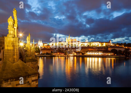 Abend an der Karlsbrücke in Prag, Tschechien. Stockfoto