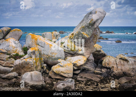 Der rosa Granitfelsen mit seltsamen Formen, Küste der Bretagne. Die Masse des riesigen rosa Felsen, der rosa Granit, Rock mit seltsamen Formen. Bretagne) Stockfoto