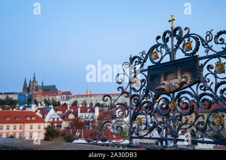 Abend auf der Karlsbrücke in Prag, Tschechien. Stockfoto