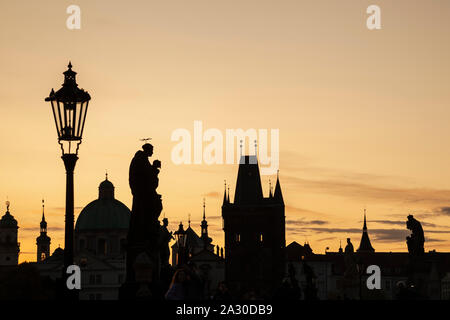 Sonnenaufgang auf der Karlsbrücke in Prag, Tschechien. Stockfoto