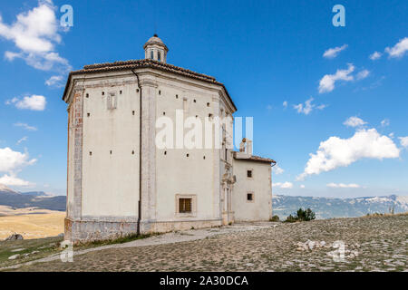 Rocca Calascio, alte Kirche auf die Apenninen im Herzen der Abruzzen, Italien Stockfoto