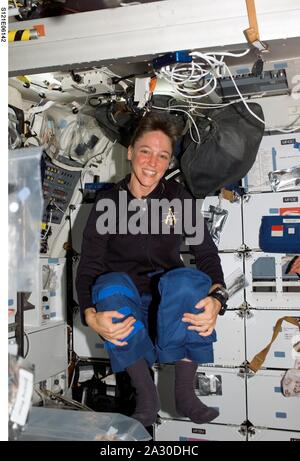 März 7, 2005, in der Erdumlaufbahn, USA: Datei: In diesem Foto, das von der NASA veröffentlichte, Astronaut Lisa M. Nowak, STS-121 Mission Specialist, schwimmt auf der middeck des Space Shuttle Discovery, während mit der Internationalen Raumstation im Erdorbit angedockt am 8. Juli 2006 (Bild: © Nasa/CNP über ZUMA Draht) Stockfoto