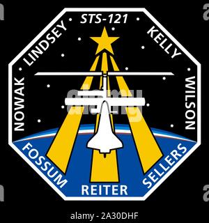 Juni 7, 2006, Houston, Texas, USA: Datei: In diesem Foto, das von der NASA in Houston, Texas am 1. Juni 2005 freigegeben, die STS-121-Patch zeigt das Space Shuttle mit der Internationalen Raumstation (ISS) angedockt im Vordergrund, die Überlagerung der Astronaut Symbol mit drei goldenen Säulen und einen goldenen Stern. Die ISS ist in der Konfiguration gezeigt, dass es bei der Mission STS-121. Der Hintergrund zeigt der nächtlichen Erde mit einem Sonnenaufgang über dem Horizont. STS-121, ISS-Mission ULF1.1, ist der letzte Shuttle zurück zum Flight Test Mission. Diese Auslastung und Logistik Flug bringt eine multipurpo Stockfoto