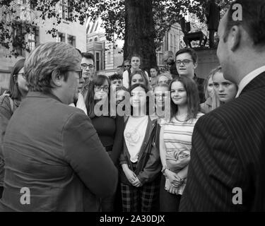 Supreme Court, London, UK, 17. September 2019. Joanna Cherry, SNP-MP, Treffen mit einer Gruppe von jungen Menschen, vor dem Obersten Gerichtshof Stockfoto