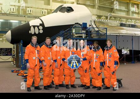 Houston, Texas, USA. 21 Mär, 2006. Datei: In diesem Foto veröffentlicht, die von der NASA, die Crew Mitglieder zugewiesen zu STS-121 eine Pause vom Training für eine Gruppenaufnahme im Johnson Space Center Space Shuttle-start in Houston, Texas am 21. März 2006 dauern. Von der Linken sind Astronauten Thomas Reiter von der Europäischen Weltraumorganisation, Michael E. Fossum, Piers J. Verkäufer, Steven W. Lindsey, Mark E. Kelly, Stephanie D. Wilson und Lisa M. Nowak. Lindsey ist mission Commander und Kelly ist Pilot, mit den anderen fünf als Mission Spezialisten. Einmal an Bord der Internationalen Raumstation, Reiter, Wer flog Stockfoto