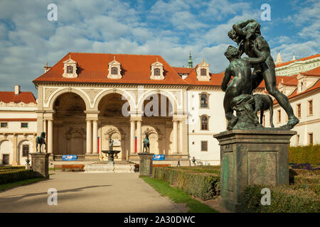 Herbst morgen im Wallenstein Garten in Prag, Tschechien. Stockfoto