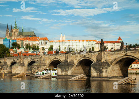 Morgen an der Karlsbrücke in Prag, Tschechien. Stockfoto
