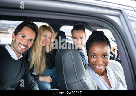 Happy Portrait von lächelnden Multi Rasse Freunde im Auto sitzen Stockfoto
