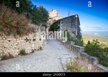 Gasse in der Altstadt von Gordes, im Département Vaucluse der Region Provence-Alpes-Côte d'Azur, Frankreich, Europa | Gasse in der Altstadt von Gordes, Vauclu Stockfoto