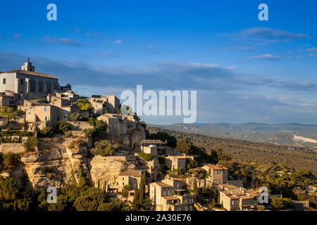 Blick auf das Dorf Gordes, im Département Vaucluse der Region Provence-Alpes-Côte d'Azur, Frankreich, Europa | Blick auf Gordes, Vaucluse, Provence-Alpes-Cote Stockfoto