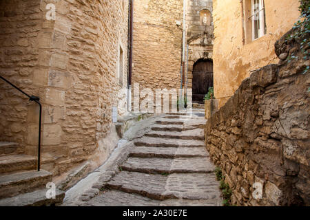 Gasse in der Altstadt von Gordes, im Département Vaucluse der Region Provence-Alpes-Côte d'Azur, Frankreich, Europa | Gasse in der Altstadt von Gordes, Vauclu Stockfoto