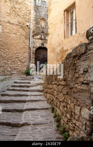 Gasse in der Altstadt von Gordes, im Département Vaucluse der Region Provence-Alpes-Côte d'Azur, Frankreich, Europa | Gasse in der Altstadt von Gordes, Vauclu Stockfoto