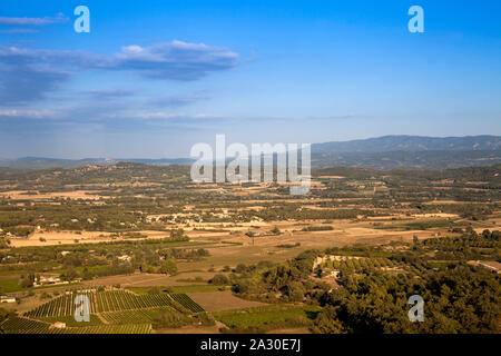 Blick über die Landschaft der Provence bei dem Dorf Gordes, im Département Vaucluse der Region Provence-Alpes-Côte d'Azur, Frankreich, Europa | Blick über die Stockfoto
