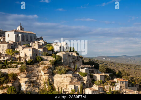 Blick auf das Dorf Gordes, im Département Vaucluse der Region Provence-Alpes-Côte d'Azur, Frankreich, Europa | Blick auf Gordes, Vaucluse, Provence-Alpes-Cote Stockfoto