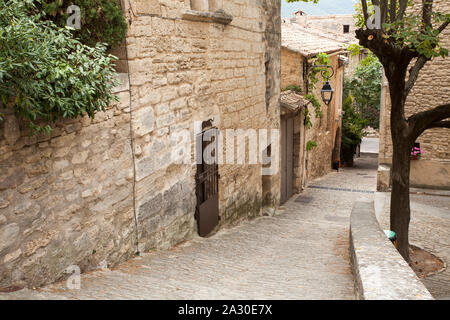 Mittelalterliche Gasse in der Altstadt von Bonnieux, im Département Vaucluse der Region Provence-Alpes-Côte d'Azur, Frankreich, Europa | Mittelalterliche Gasse in Th Stockfoto