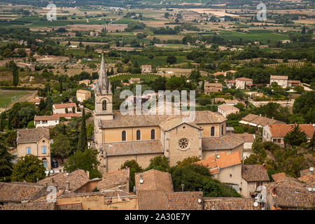 Dorfansicht von Bonnieux, mit der Kirche église Haute, Provence, Region Provence-Alpes-Côte d'Azur, Frankreich, Europa | Blick auf das Dorf von Bonnieux, mit Stockfoto