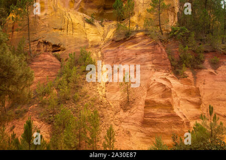 Ockerfelsen von Roussillon, im Département Vaucluse der Region Provence-Alpes-Côte d'Azur, Frankreich, Europa | Ockerfarbenen Klippen in der Nähe von Gordes, Vaucluse abweichen Stockfoto