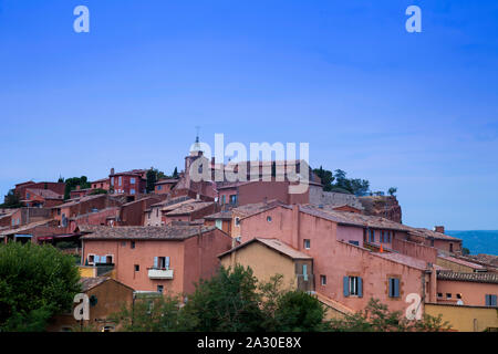 Dorfansicht von Roussillon, Provence, Region Provence-Alpes-Côte d'Azur, Frankreich, Europa | Blick auf das Dorf von Roussillon, Provence, Provence-Alpes-Kinderbett Stockfoto