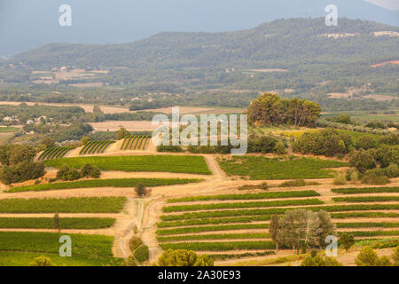 Blick über die Landschaft der Provence bei dem Dorf Roussillon, im Département Vaucluse der Region Provence-Alpes-Côte d'Azur, Frankreich, Europa | ov Stockfoto