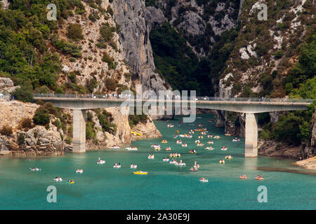 Die Brücke am Lac de Sainte-Croix, Gorges du Verdon, Verdon-Schlucht - Provence-Alpes-Cote d'Azur, Provence, Frankreich, Europa | Die Brücke am Lac de S Stockfoto