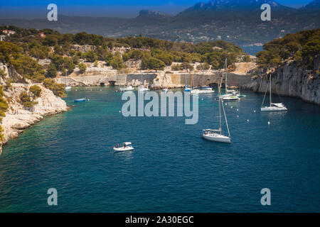 Segelboote ankern in einer Bucht derFelsenküste, Calanque de Port Pin, Provence, Frankreich, Europa | Segelboote vor Anker in einer Bucht an der felsigen Küste, Ca Stockfoto