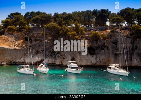 Segelboote ankern in einer Bucht derFelsenküste, Calanque de Port Pin, Provence, Frankreich, Europa | Segelboote vor Anker in einer Bucht an der felsigen Küste, Ca Stockfoto