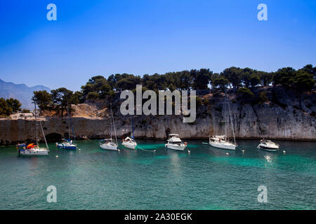 Segelboote ankern in einer Bucht derFelsenküste, Calanque de Port Pin, Provence, Frankreich, Europa | Segelboote vor Anker in einer Bucht an der felsigen Küste, Ca Stockfoto