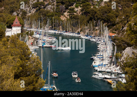 Segelboote im Hafen von Calanque de Port Miou, Parc National des Calanques, Cassis, Bouches-du-Rhône der Region Provence-Alpes-Côte d'Azur, Nationalpark, Felsenbu Stockfoto