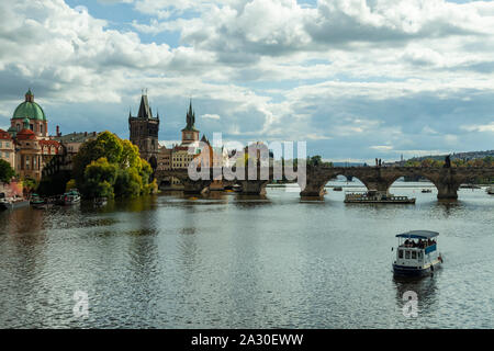 Herbstnachmittag auf Moldau in Prag, Tschechien. Stockfoto
