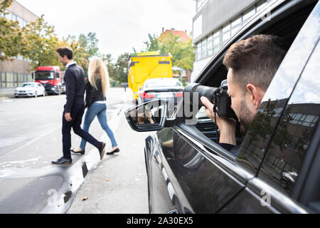 Privatdetektiv Fotos von Mann und Frau auf der Straße Stockfoto