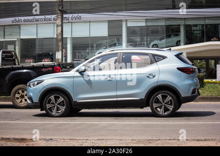 CHIANG MAI, Thailand - 20 april 2018: Chiang Mai, Thailand - 1. Oktober 2019: Private neue SUV-Auto MG ZS EV. Produkt von britischen Automotive. An der Straße Nr. Stockfoto