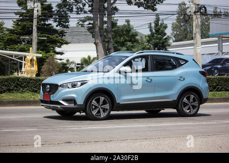 CHIANG MAI, Thailand - 20 april 2018: Chiang Mai, Thailand - 1. Oktober 2019: Private neue SUV-Auto MG ZS EV. Produkt von britischen Automotive. An der Straße Nr. Stockfoto