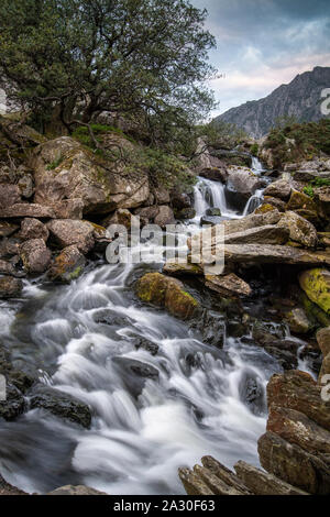 Der Ogwen Fluss und Ogwen fällt im Snowdonia National Park, North Wales, UK Stockfoto