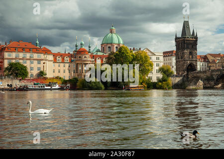 Herbst am Nachmittag an der Moldau in Prag. Stockfoto