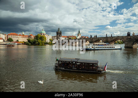 Herbstnachmittag auf Moldau in Prag, Tschechien. Stockfoto