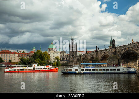 Kreuzfahrtschiffe auf der Moldau in Prag, Tschechien. Stockfoto