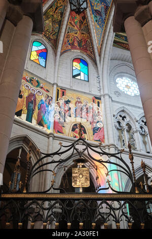 MADRID, Spanien - Sept. 2019 Innenansicht der Kathedrale Santa Maria La Real de la Almudena Stockfoto