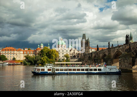 Herbst Nachmittag an der Karlsbrücke in Prag, Tschechien. Stockfoto