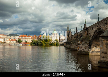 Herbst Nachmittag an der Karlsbrücke über die Moldau in Prag. Stockfoto