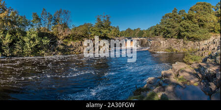 Panoramablick auf Low Force Wasserfall, Obere Teesdale, UK auf eine perfekte wolkenlos Herbsttag Stockfoto