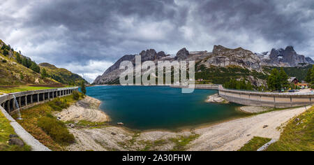 Lago Fedaia (Fedaia See), Val di Fassa, Trentino Alto Adige, einem künstlichen See und ein Damm in der Nähe von Canazei Stadt, am Fuße der Marmolada Massiv entfernt. Stockfoto