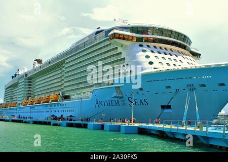 Die Royal Caribbean Hymne der Meere Kreuzfahrtschiff, in San Juan Cruise Port Terminal angedockt. Stockfoto