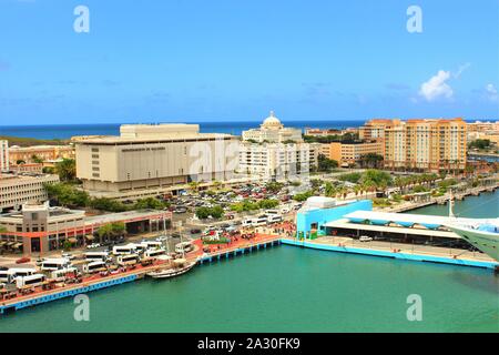 Blick auf San Juan, der Hauptstadt von Puerto Rico, von der ein Kreuzfahrtschiff im Hafen angedockt. Stockfoto