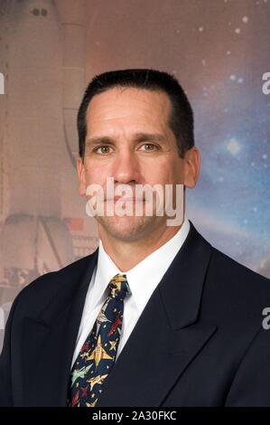 Datei: In diesem Foto, das von der NASA veröffentlichte, Astronaut William A. Oefelein, STS-116 Pilot, stellt sich für ein Portrait nach einer Pre-flight Pressekonferenz im Johnson Space Center in Houston, Texas am 6. November 2006. Credit: NASA über CNP | Verwendung weltweit Stockfoto