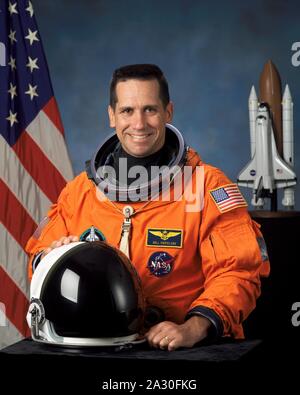 Datei: In diesem Foto, das von der NASA veröffentlicht, Dies ist die offizielle Portrait von Commander William A. Oefelein, United States Navy, Pilot, STS-116 Discovery ab 9. Dezember bis 22, 2006 Am 16. April 2003 getroffen. Die siebenköpfige Crew auf dieser 12-tägigen Mission weiter Bau der ISS Vorposten durch Hinzufügen der P5 Distanzstück Truss Segment im ersten von vier Außenbordeinsätze. Mission Dauer 12 Tage, 20 Stunden und 45 Minuten. Credit: NASA über CNP | Verwendung weltweit Stockfoto