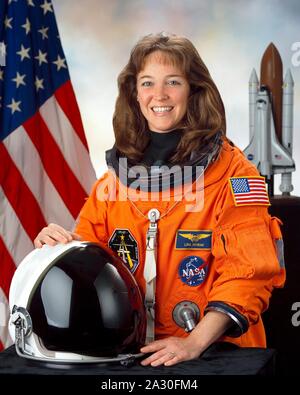 Datei: In diesem Foto, das von der NASA veröffentlicht, Dies ist die offizielle Portrait von Astronauten Lisa M. Nowak, Mission Specialist. Nowak, der an die Crew von STS-121 zugewiesen ist, eine Mission, die von Zubehör und Ausrüstung für die Internationale Raumstation sowie Test Neue Flugverfahren Shuttle, um die Sicherheit zu erhöhen. Die Mission ist für den Start nicht früher als im Juli 2006. Das Foto wurde in Houston, Texas am 7. März 2005. Credit: NASA über CNP | Verwendung weltweit Stockfoto