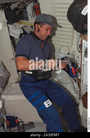 Datei: In diesem Foto, das von der NASA veröffentlichte, Astronaut William A. (Bill) Oefelein, STS-116 Pilot, öffnet sich ein Paket von Nahrungsmitteln auf die middeck des Space Shuttle Discovery im Erdorbit am 10. Dezember 2006. Quelle: NASA über CNP | Verwendung weltweit Stockfoto