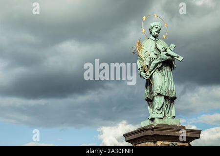 Saint Abbildung auf der Karlsbrücke in Prag, Tschechische Republik. Stockfoto